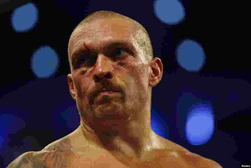 Усик після бою у важкій вазі з британським боксером Ентоні Джошуа у вересні 2021 року.У 2019 році Усик почав виступати у надважкій вазі – категорії, яка значно перевищує його природну вагу. Він швидко завоював міжнародних шанувальників своїми інтерв'ю, які часто переходили від натхненних до грайливих. Коли репортер запитав його, що відрізняє його від інших бійців, він показав на свій рот і відповів: «У мене щілина між зубами»