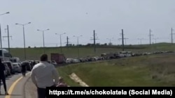 Черги з автомобілів у напрямку Керченського мосту до Тамані в Краснодарському краї, 1 травня 2025 року