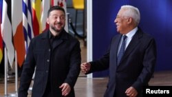 Președintele ucrainean Volodimir Zelenski cu președintele Consiliului European, Antonio Costa, la începutul unui summit UE, la Bruxelles pe 23 octombrie.