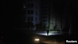 «По всій країні станом на зараз працюють три черги графіків погодинних відключень. Працюємо над скороченням їхньої тривалості», – заявила прем’єрка