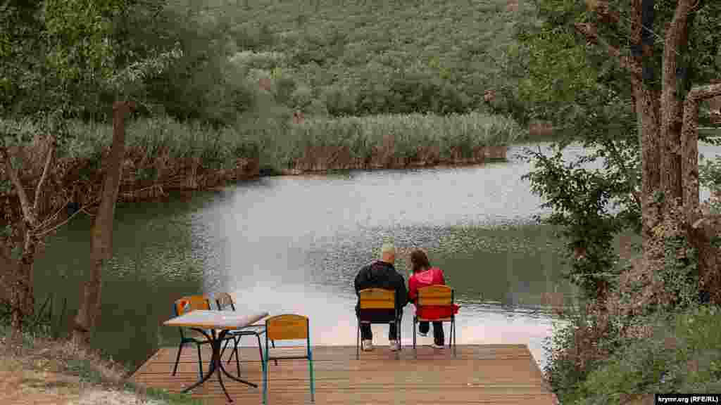 А на берегу есть места, где можно посидеть в тишине вдали от любителей активного отдыха