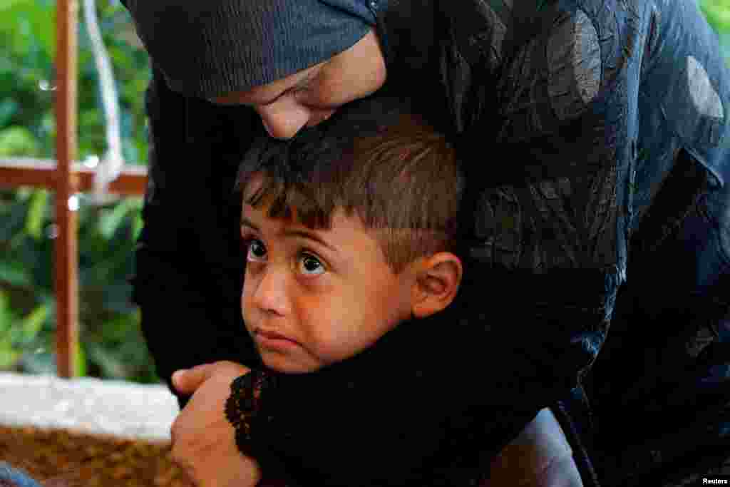 Израиль һөҗүмнәрендә үлгән Фәләстин халкын соңгы юлга озатканда, Хан-Юнис шәһәре, Газзәнең көньяк өлешендәге Нәссер хастаханәсендә.