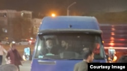 Ҷамолиддин Хомӯшӣ дар нишастгоҳи пеши мошини мусоифркаш дар рӯзи ҷанозаи писараш