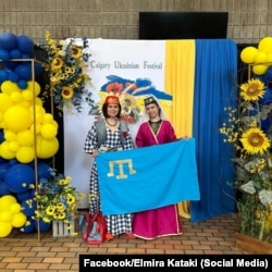 Ельміра Катакі (ліворуч) на українському фестивалі в Калгарі, Канада