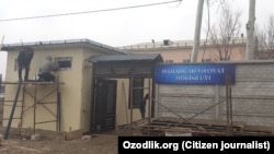 Глава Наманганской области на востоке Узбекистана Шавкат Абдураззаков должен был пожить в контейнере, чтобы понять жизнь бедных сёл, но он там строит контейнерный дом со всеми условиями, которых у жителей нет.   