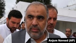 اسد قیصر د فبرورۍ اتمې په انتخاباتو کې د قامي اسمبلۍ څوکۍ ګټلې ده - پخوانی انځور