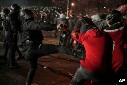 Схватка полиции с манифестантами, протестующими против ареста Экрема Имамоглу. Стамбул, 24 марта 2025 года