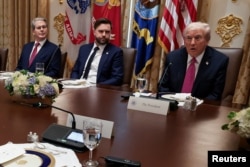 Президент США Дональд Трамп, віцепрезидент США Джей Ді Венс та міністр фінансів США Скотт Бессент зустрілися з президентом України Володимиром Зеленським (на фото немає) під час обіду в кімнаті Кабінету міністрів Білого дому у Вашингтоні, округ Колумбія, США, 17 жовтня 2025 року