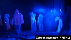 Сцена из спектакля «Ажар» о событиях 1916 года