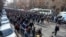 Армения - Премьер-министр Никол Пашинян возглавляет шествие в Ереване в сопровождении большого числа полицейских, 25 февраля 2021 г. 