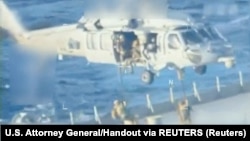 Амэрыканскія вайскоўцы высаджваюцца на борт The Skipper каля ўзьбярэжжа Вэнэсуэлы 10 сьнежня