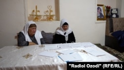 Бибиву модари Суғдиёна дар мотами навраси ғӯрамарг нишастаанд.