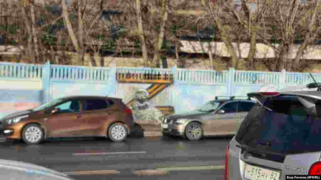 Літера Z (один із символів повномасштабної війни Росії проти України) на паркані в Сімферополі