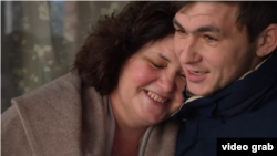 Зустріч Степана Черняк з мамою Ольгою після трирічної розлуки