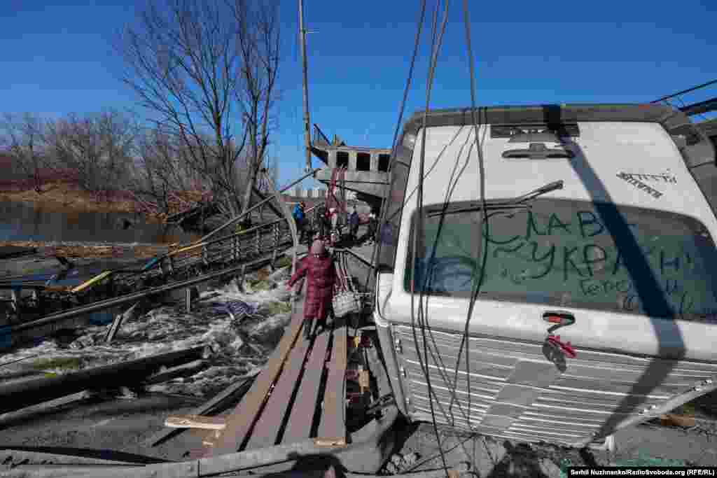 Наприкінці лютого та у березні 2022 року, втікаючи від російських військ, Романівський міст тоді перетнули майже 40 тисяч цивільних. Від російських обстрілів у цьому місці загинуло понад 10 цивільних. Зараз руїни старого мосту є місцем пам'яті. Люди приходять сюди, щоб вшанувати пам'ять загиблихЛіворуч фото від 11 березня 2022, праворуч – березень 2025 року