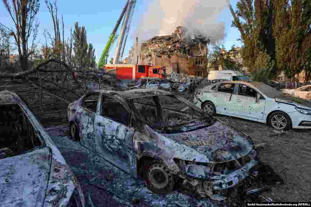 Деякі автомобілі зайнялися і згоріли дотла