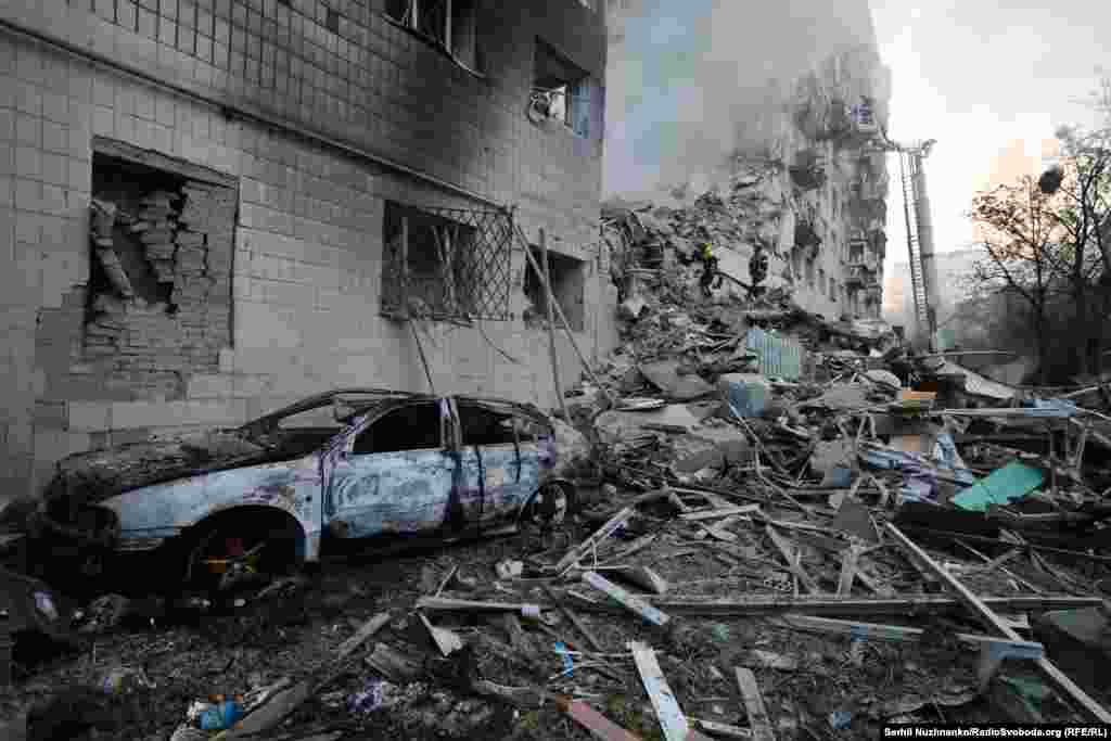 Кіеў. Згарэлы аўтамабіль каля дому, які трапіў пад ракетны ўдар.
