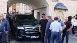 Հայ Առաքելական եկեղեցուն պաշտպանելուց ժամեր անց, ԱԱԾ-ականները շրջապատեցին Սամվել Կարապետյանի առանձնատունը