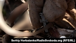 Хрестик на останках російського військовослужбовця. Поле бою розпочатої Росією повномасштабної війни проти України