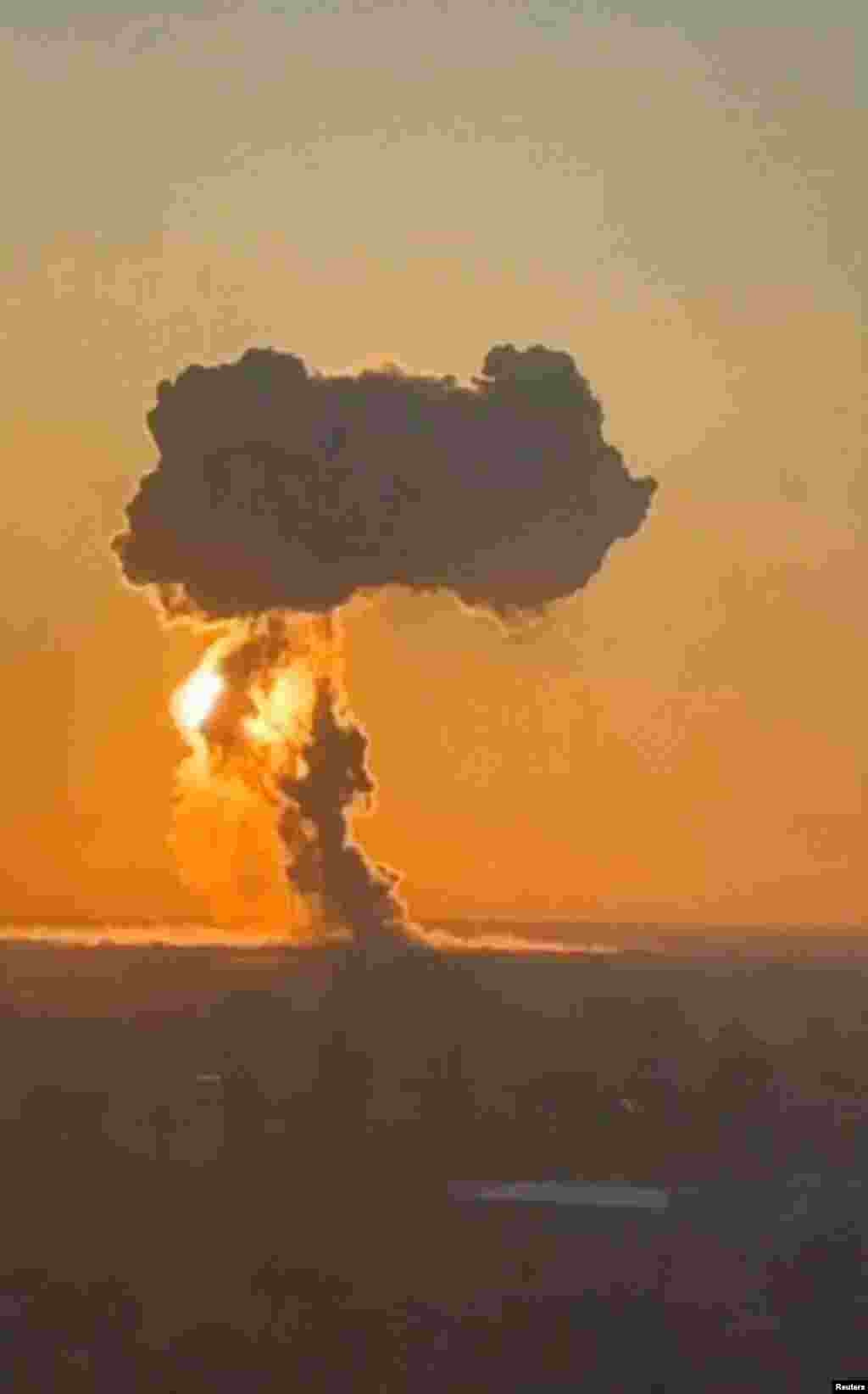 Грыбападобная хмара над расейскай авіябазай Энгельс пасьля таго, як украінскія бесьпілётнікі нанесьлі ўдары па сховішчах боепрыпасаў на базе 20 сакавіка.