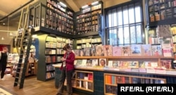 В "Подписных изданиях". Большой зал и антресоли.