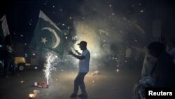 <p style="text-align: left;">Пакистандын Хайдарабад шаарынын жашоочулары Исламабад менен Нью-Делинин Кашмир аймагындагы ок атышууну токтотконун майрамдап жатышат.