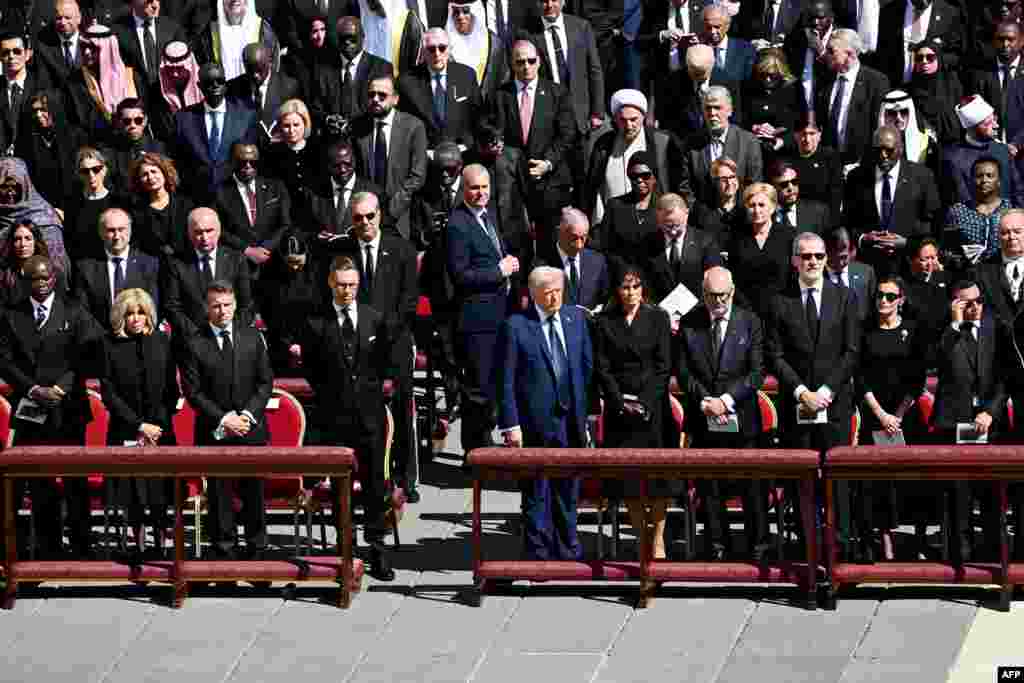 Прэзыдэнт ЗША Дональд Трамп, прэзыдэнт Польшчы Анджэй Дуда, прэзыдэнт Фінляндыі Аляксандар Стуб і кароль Гішпаніі Фэліпэ падчас пахавальнай імшы на пляцы Сьвятога Пятра ў Ватыкане, 26 красавіка 2025 году