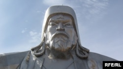 Чыңгыз хандын Монголиядагы эң ири айкели. Тсонжийн Болдог жергеси. 23.9.2009.