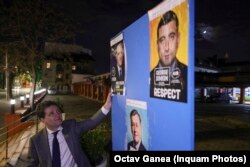 Nicușor Dan lipește un afiș la începutul campaniei electorale, 4 aprilie 2025.