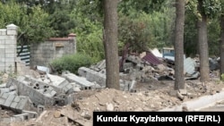 Чыңгыз Айтматов проспектисинин боюндагы бузулган дубал, 27-май, 2025-жыл.