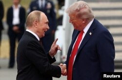 Президент США Дональд Трамп пожимает руку президенту России Владимиру Путину во время встречи для переговоров по прекращению войны в Украине на объединенной базе Эльмендорф-Ричардсон в Анкоридже, Аляска, США, 15 августа 2025 года