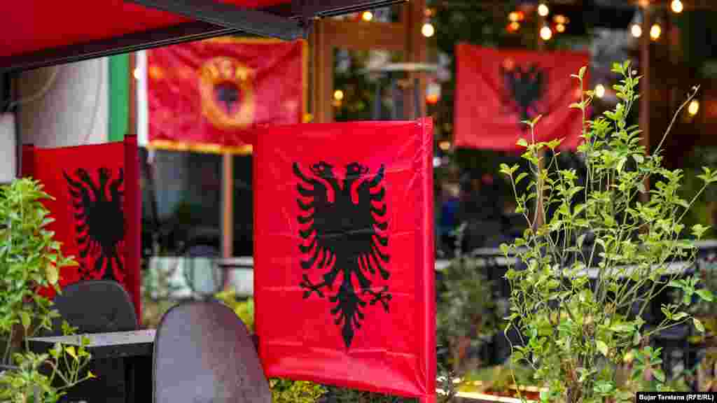 Një lokal në Prishtinë i stolisur me flamurin e Shqipërisë dhe atë të Ushtrisë Çlirimtare të Kosovës. 