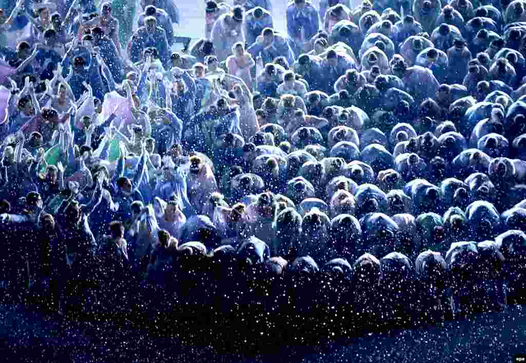 Танцоры на церемонии открытия