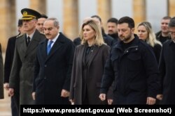 Президент України Володимир Зеленський і перша леді Олена Зеленська на покладанні вінка квітів до мавзолею Ататюрка в меморіальному комплексі Аниткабір в Анкарі, 18 лютого 2025 року
