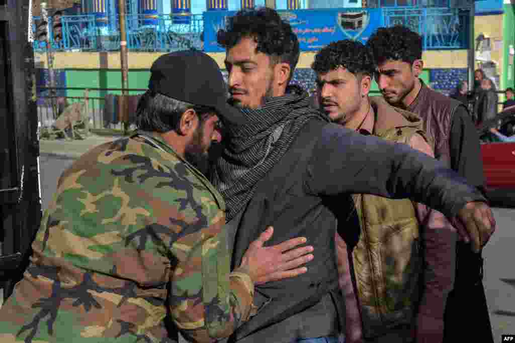 Әфганстанның Кабул шәһәрендә мәчеткә тикшереп кертәләр. 