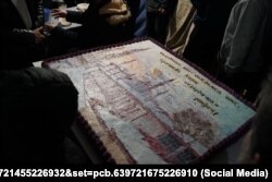 Кримчани зустрічають із тортом у Бахчисараї співвітчизників Ремзі Меметова, Зеврі Абсеїтова та Рустема Абільтарова з «першої бахчисарайської групи», які відбули покарання у російській в'язниці, 12 лютого 2025 року. Фото «Кримської солідарності»