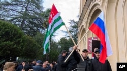 Флаги Абхазии и России на акции в Сухуми, 15 ноября