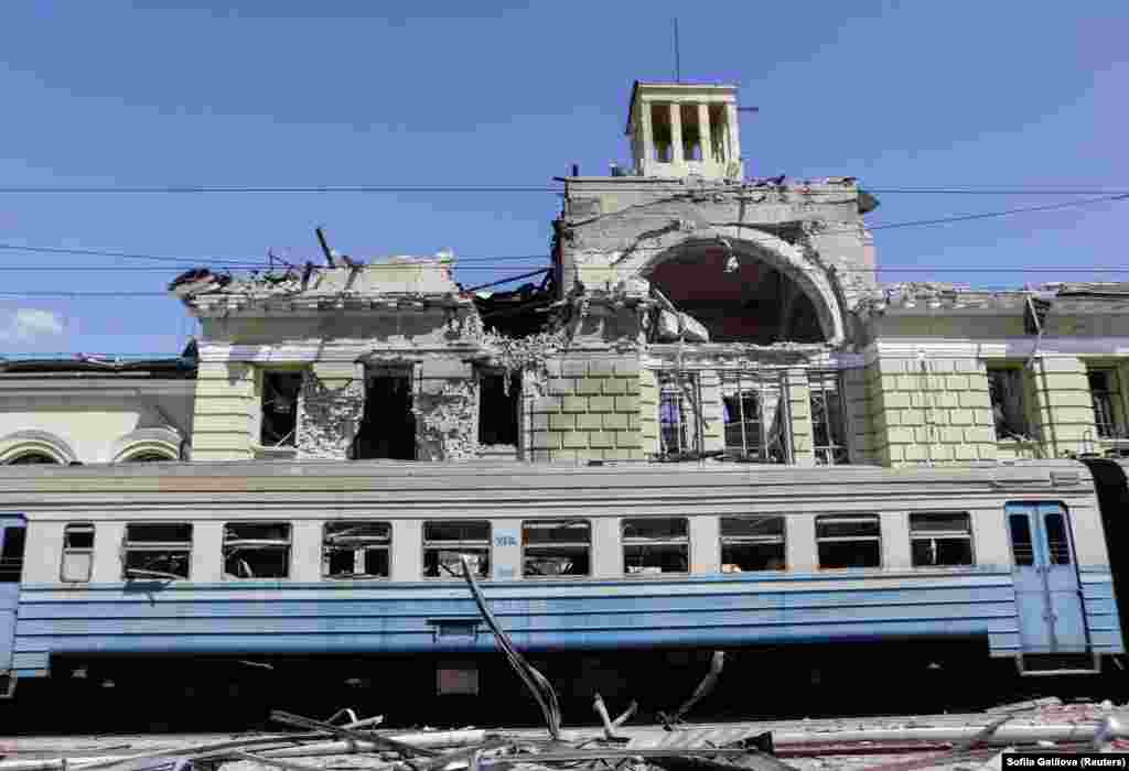 Вагон на повреждённой железнодорожной станции в Лозовой на востоке Украины. 5 августа Россия организовала массированную атаку на железнодорожный узел.Аналитики предполагают, что недавние атаки на украинскую железнодорожную инфраструктуру на востоке Украины могут быть способом проверки способности реагировать на сбои, чтобы понять, насколько долго линии снабжения могут быть парализованы в случае масштабного наземного наступления России