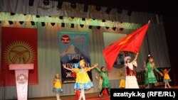 Мамлекеттик тил күнүнө арналган Улуттук филармониядагы жыйын.  23.9.2010.