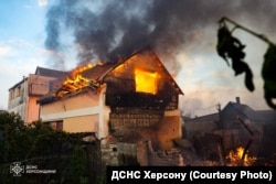 Пожар после российских обстрелов в Херсоне, авгутс 2025 года