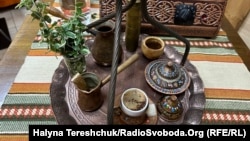 Приготування кави у кримських татар, як і її пиття – довгий процес. На фото – набір для кримськотатарської кавової церемонії.