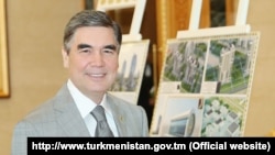 Prezident G.Berdimuhamedow Aşgabat-sitiniň taslamalary bilen tanyşýar. 24-nji iýul, 2019 ý. TDH-nyň suraty.
