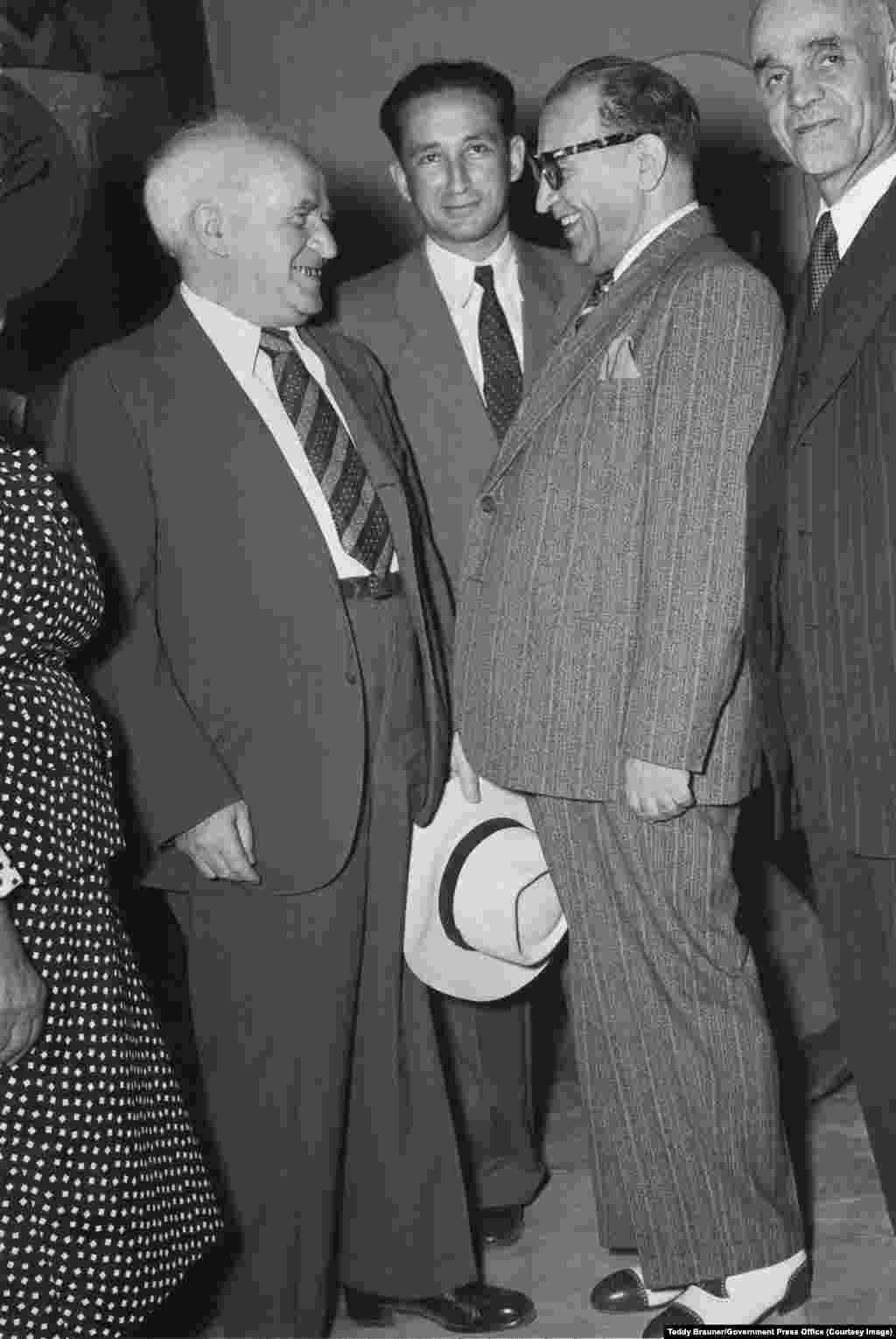 Зустріч першого прем'єр-міністра Ізраїлю Давида Бена Гуріона (ліворуч) з іранським дипломатом Резою Саффінія (у смугастому костюмі) на вечірці, влаштованій іранською делегацією в Єрусалимі в 1950 році.В ті часи між двома країнами з'явилися щоденні рейси. Також є свідчення, що вони разом таємно працювали над розробкою спільної ракетної системи