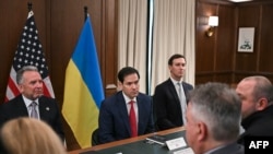 Спецпосланець Білого дому Стів Віткофф, держсекретар США Марко Рубіо та Джаред Кушнер слухають Рустема Умєрова під час зустрічі в Галландейл-Біч, Флорида, 30 листопада 2025 року