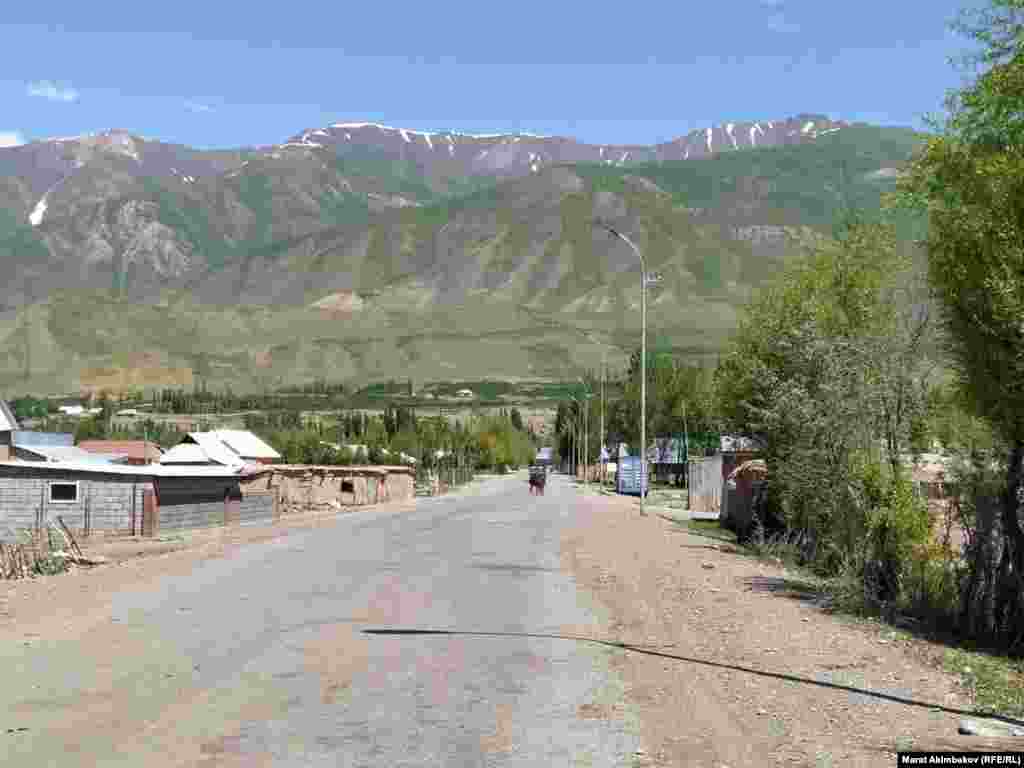 Кыргызстандын Коопсуздук кеңешинин катчылыгы азыркы учурда мамлекеттик чек аранын кыргыз-тажик тилкесиндеги абал салыштырмалуу туруктуу экенин билдирди.&nbsp;