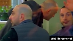 ოთარ ფარცხალაძე (შუაში) და გიორგი (მარცხნივ) და დავით მიქაძეები. მიქაძეებს გამოძიება მკვლელობის ორგანიზებას ედავება, რასაც ისინი უარყოფენ. დავით მიქაძე მიმალვაშია