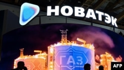 Standul producătorului rus de gaz lichefiat Novatek la „Săptămâna energiei ruse”, la Moscova, pe 16 octombrie 2025. 