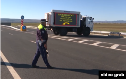 Полицейский пост, перекрывающий подъезд к горящей Феодосийской нефтебазе. Архивное фото