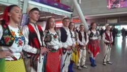 د البانیا د سرښار تېرانا پر هوايي ډګر د دودیزې نڅا ننداره