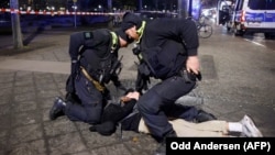 Немецкие полицейские задерживают подозреваемого. Иллюстративная фотография